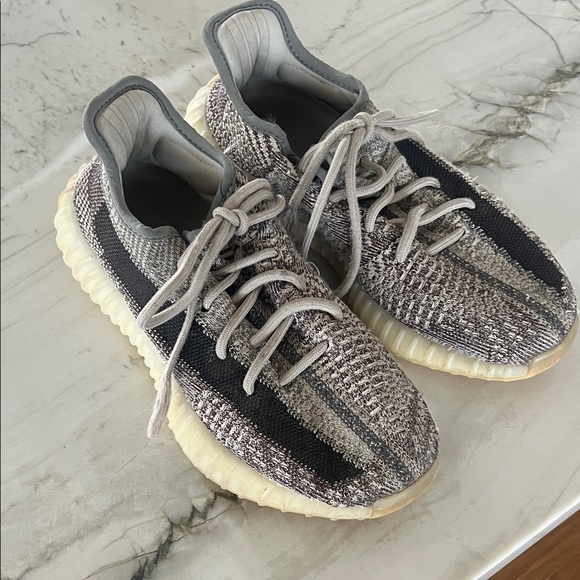 Adidas Yeezy Boost 350 V2 in Black and Gray women 6 men 4 - Picture 1 of 7